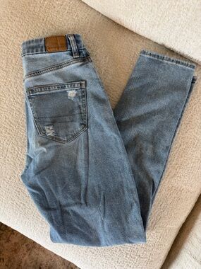 American Eagle Mom Jeans 2 Long Light Wash Distressed High Rise Denim
